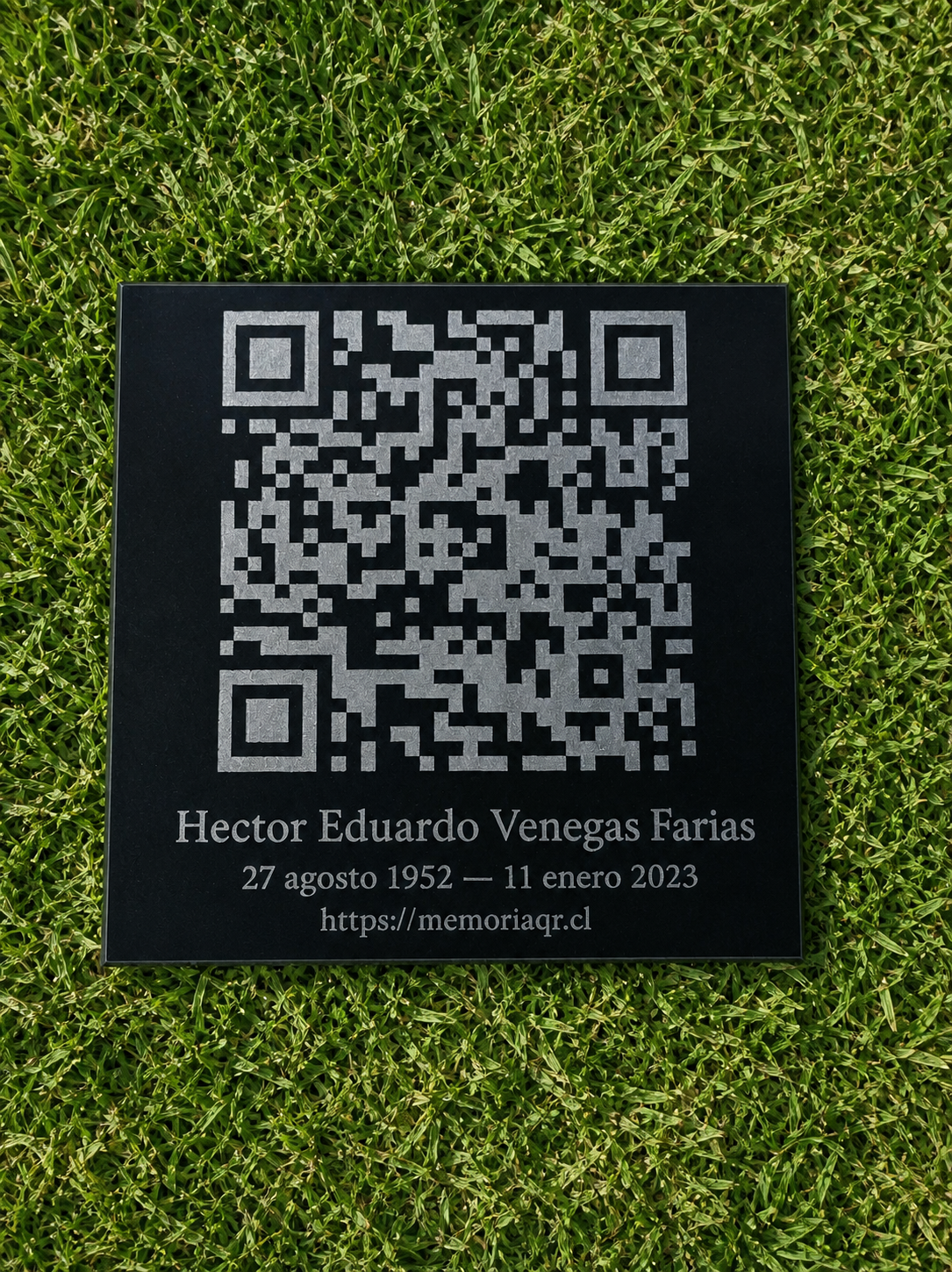 Placa de cerámica negra con código QR grabado